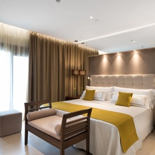 una habitación de hotel con una cama y una silla