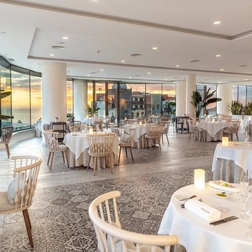 una habitación llena de mesas y sillas en un restaurante