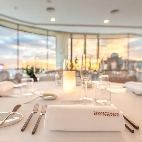 una mesa en un restaurante con una servilleta que dice domaine