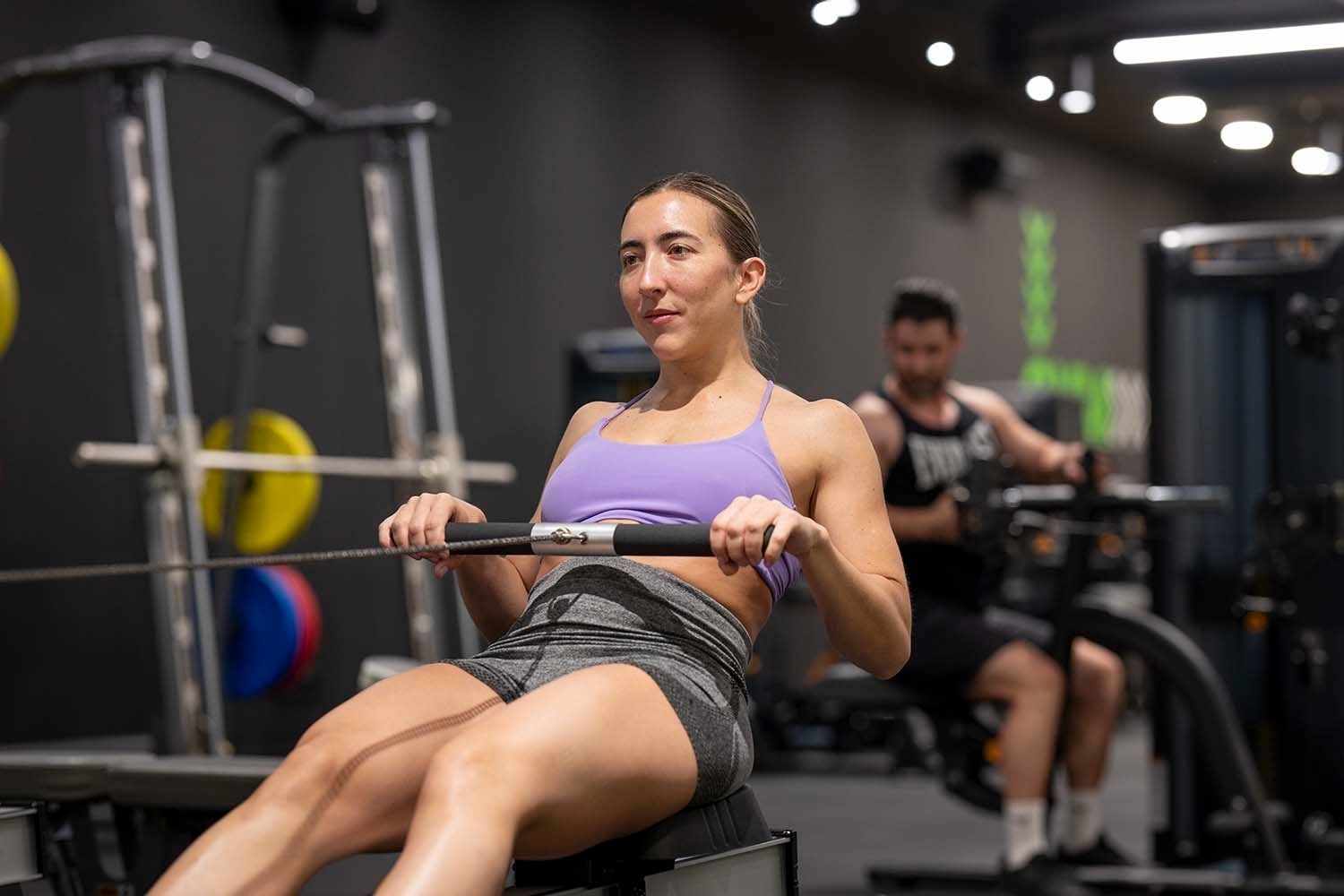 un hombre y una mujer están haciendo ejercicio en un gimnasio