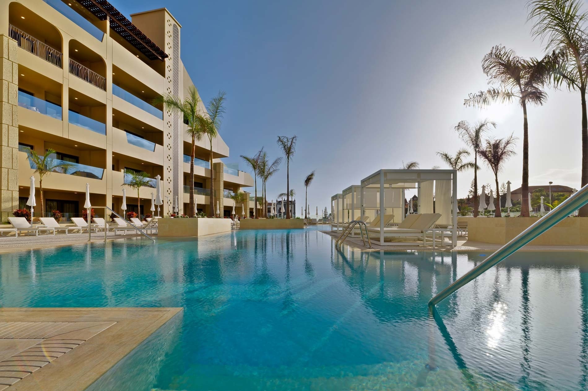 una novia y sus damas de honor sostienen sus ramos en el aire