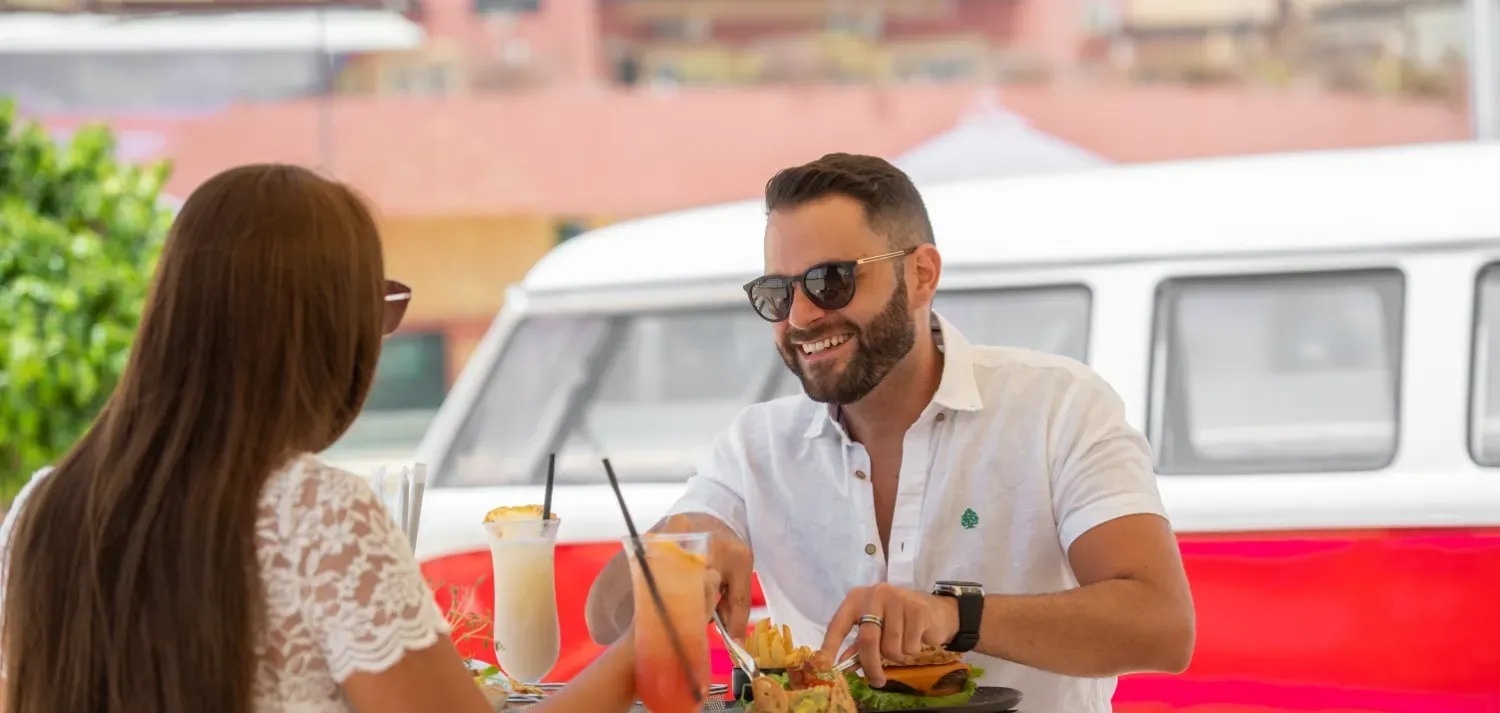 una mesa en un restaurante con una servilleta que dice domaine