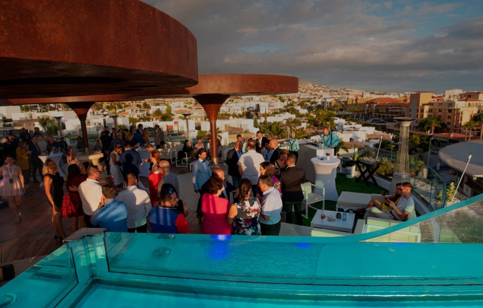 un grupo de personas se reúnen en una fiesta en la azotea de un edificio