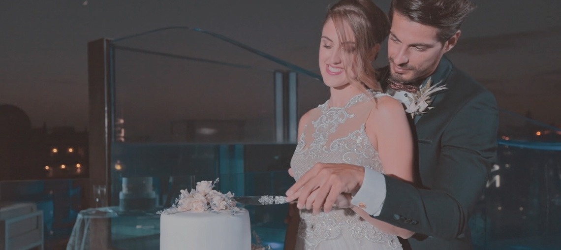 una vista aérea de una playa y el océano