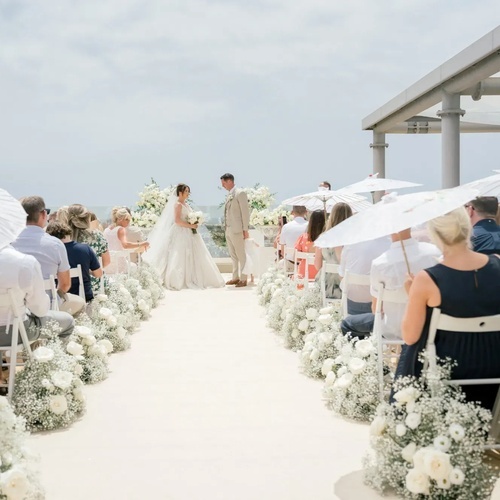 una novia y un novio se casan en una boda al aire libre