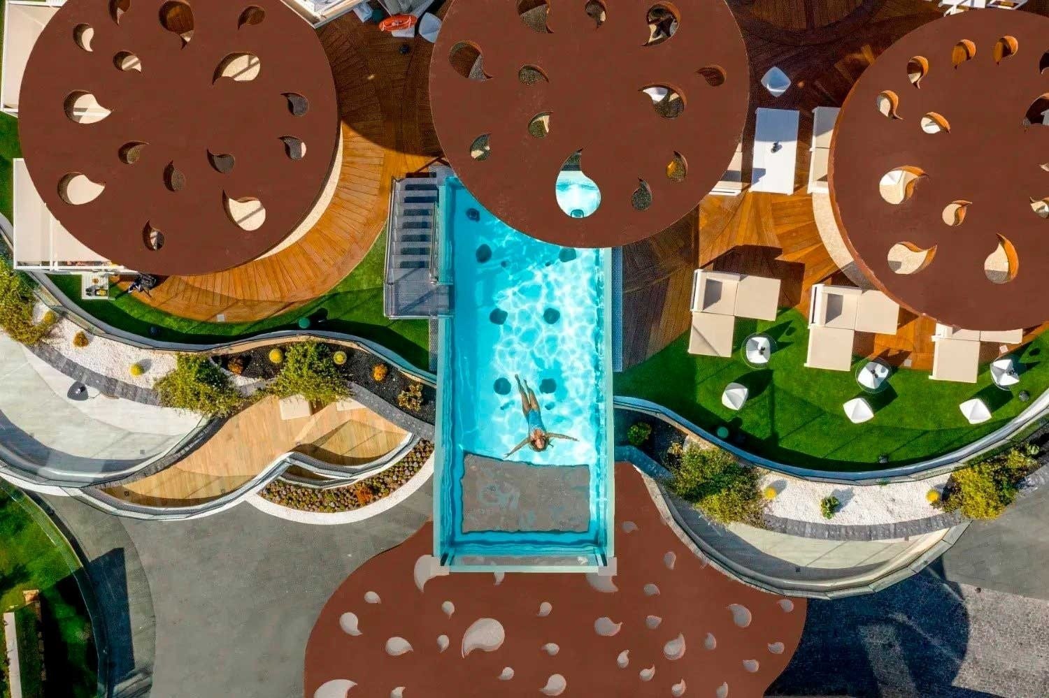 una vista aérea de una piscina en forma de galleta de chocolate