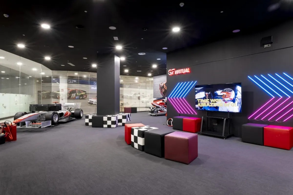 a room with a sign that says virtual on it