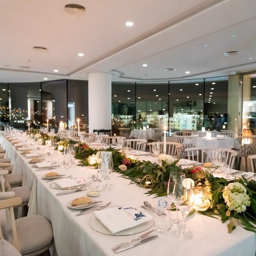 una mesa larga está decorada con flores y velas