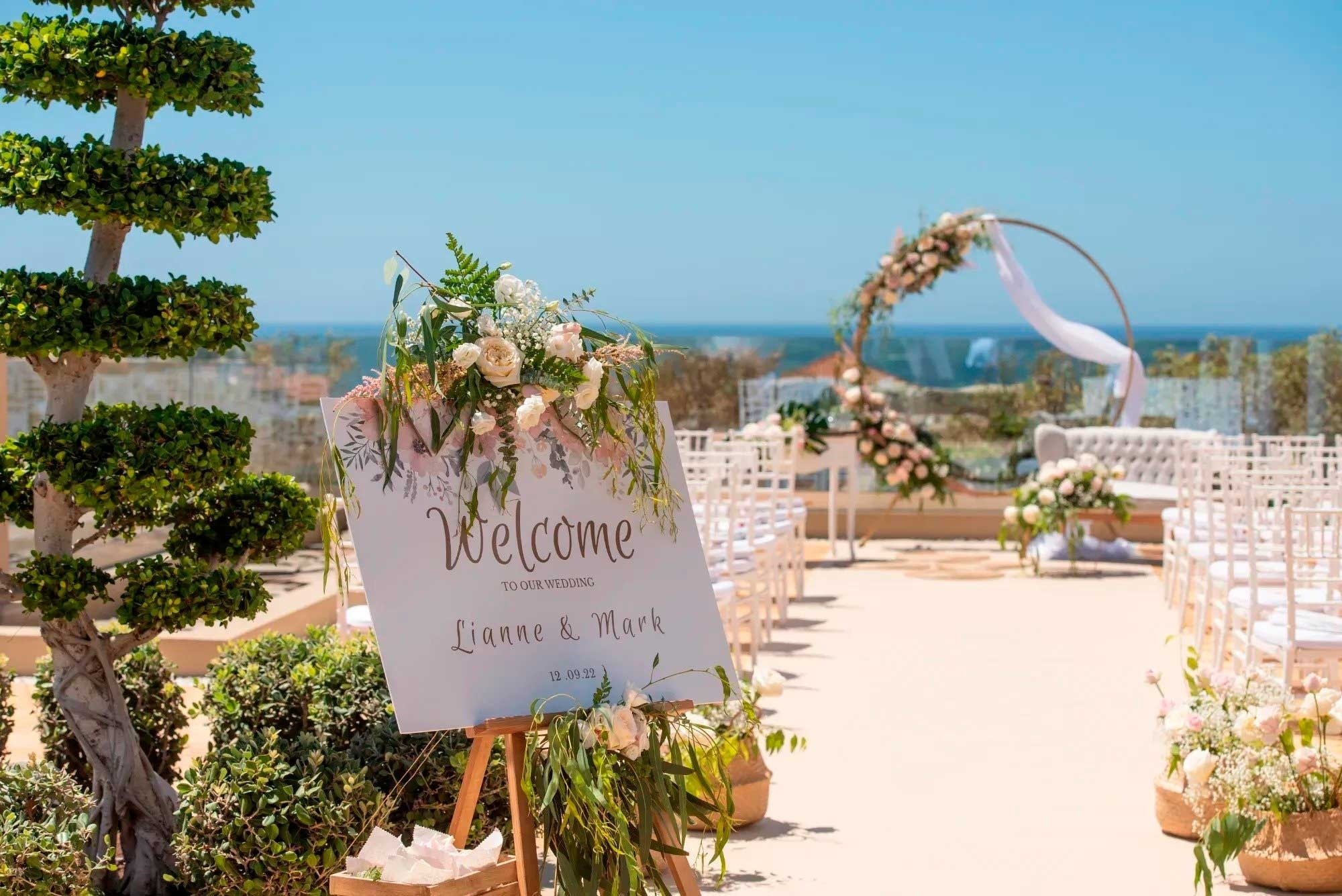 una novia y un novio se dan el anillo en una ceremonia de boda en la playa