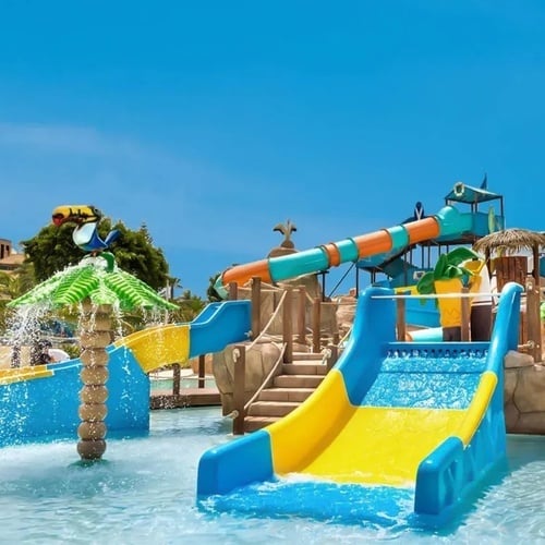 un parque acuático para niños con toboganes y palmeras