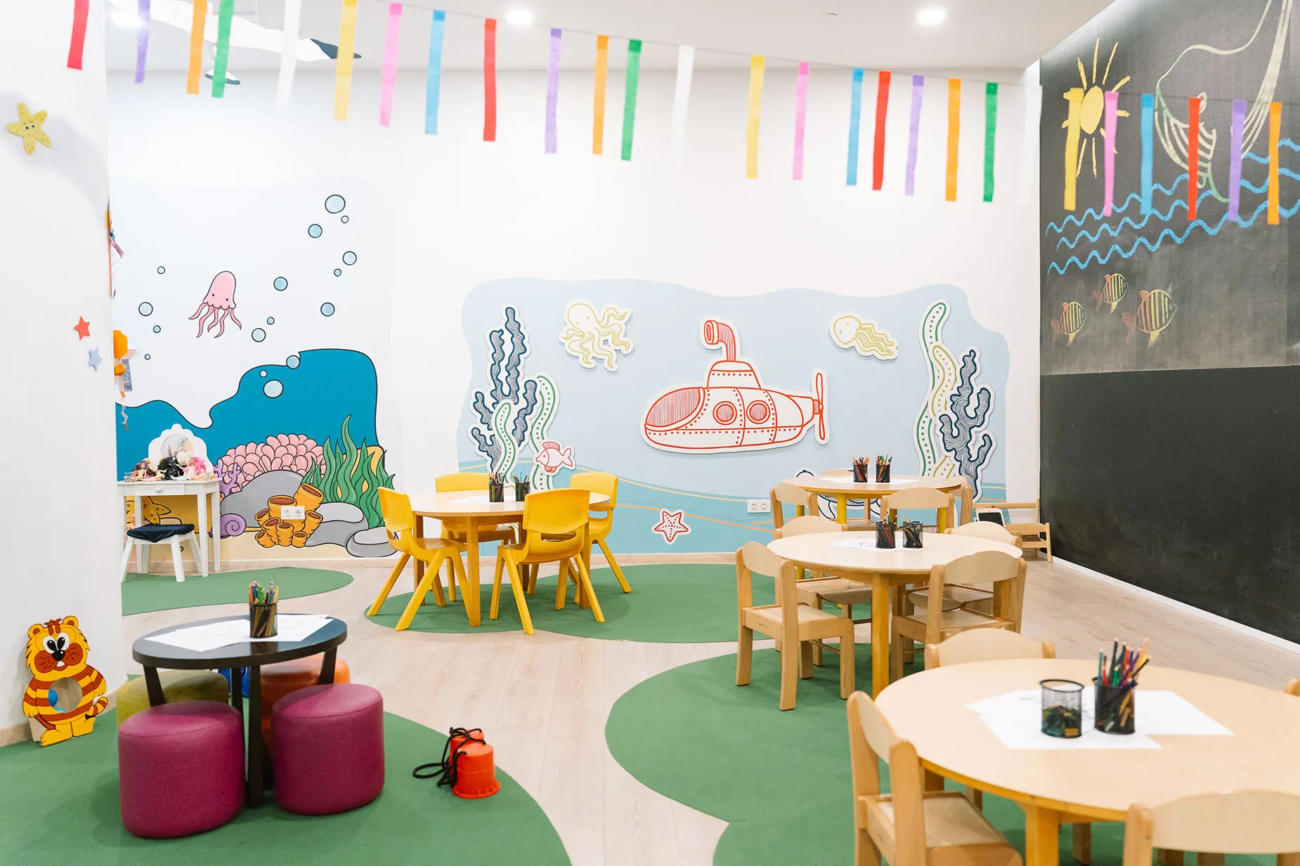 Aula infantil temática submarina con mesas y sillas para niños, perfecta para GF: Victoria.