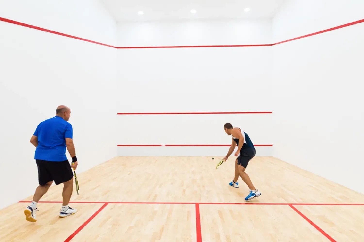 un área de juegos para niños con vallas y juguetes