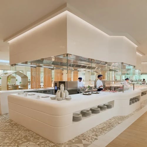 los cocineros preparan la comida en la cocina del restaurante