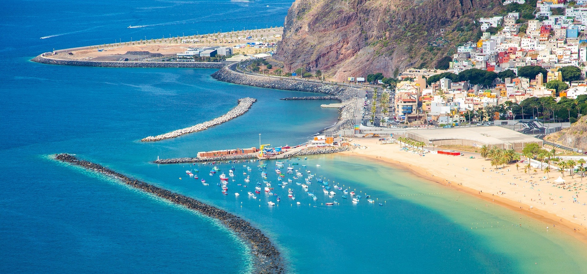 una playa con muchos botes en el agua