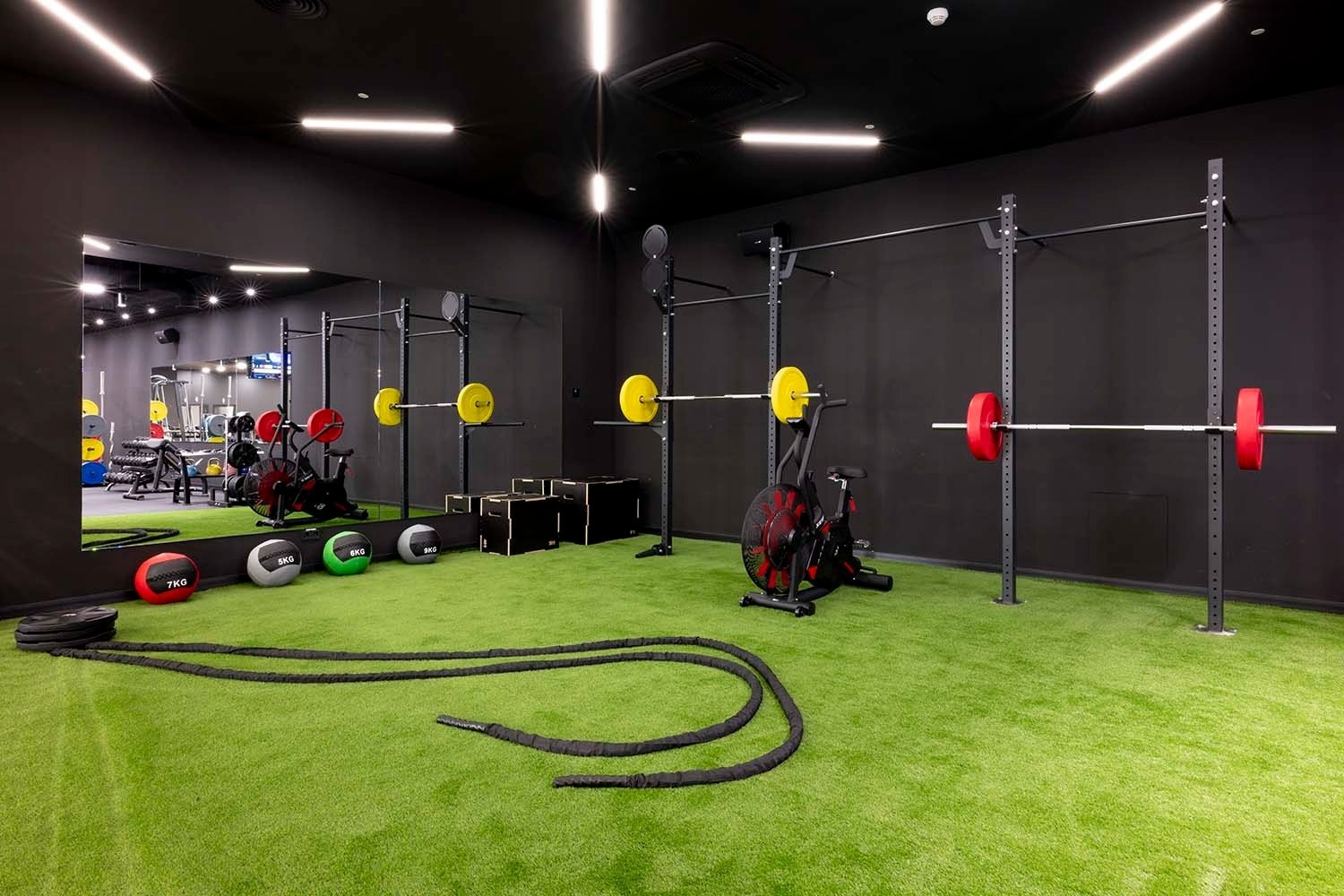 un gimnasio lleno de pesas y una bicicleta