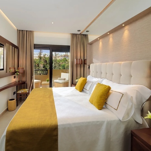 una habitación de hotel con una cama y una televisión