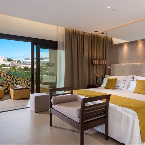 una habitación de hotel con una cama y una silla