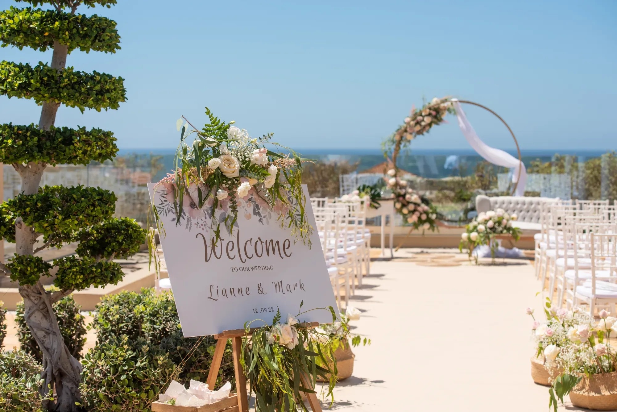 una novia y un novio se dan el anillo en una ceremonia de boda en la playa