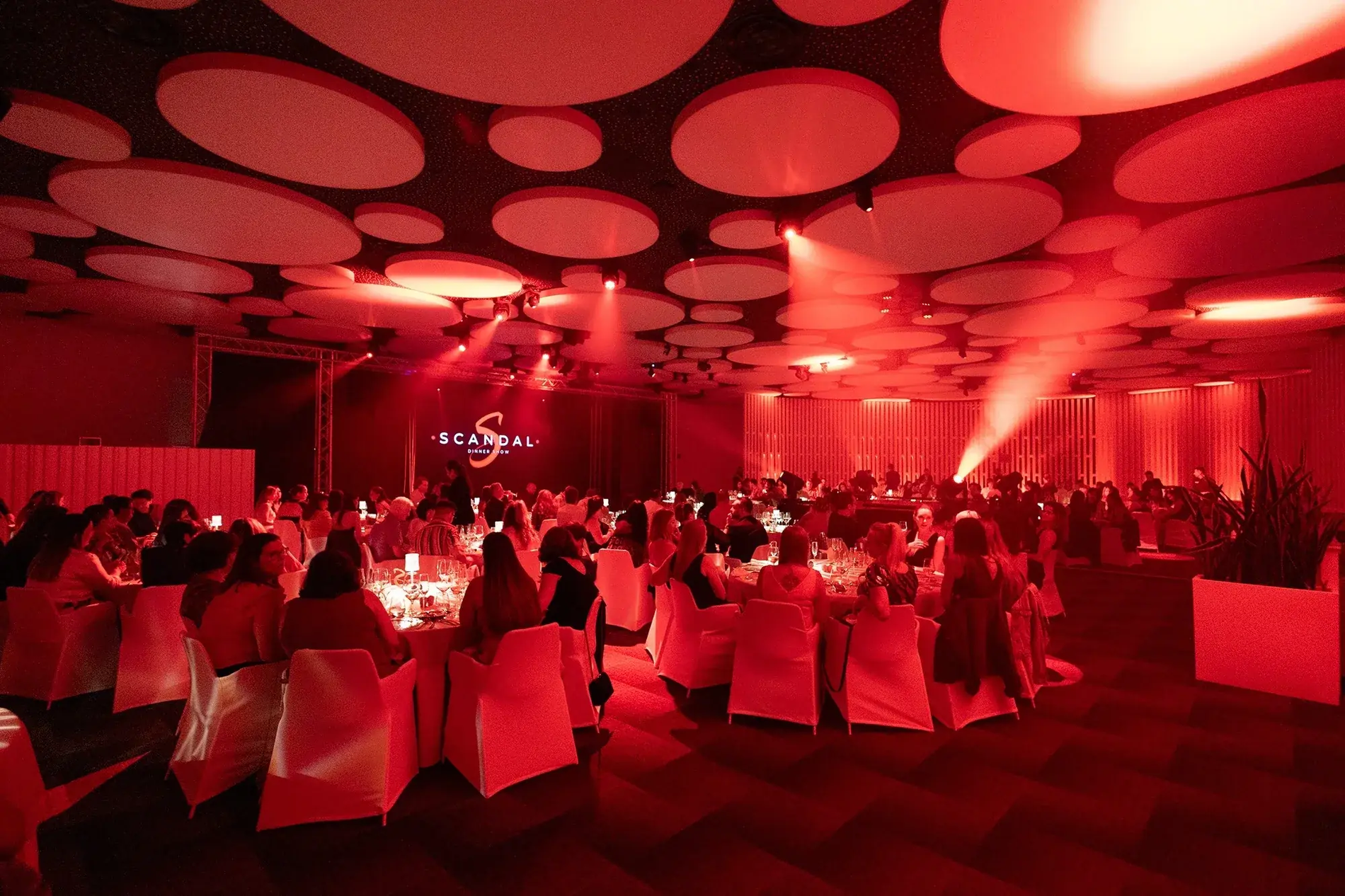 Lujoso evento Scandal Dinner Show en Tenerife | GF Victoria. Cena y espectáculo.