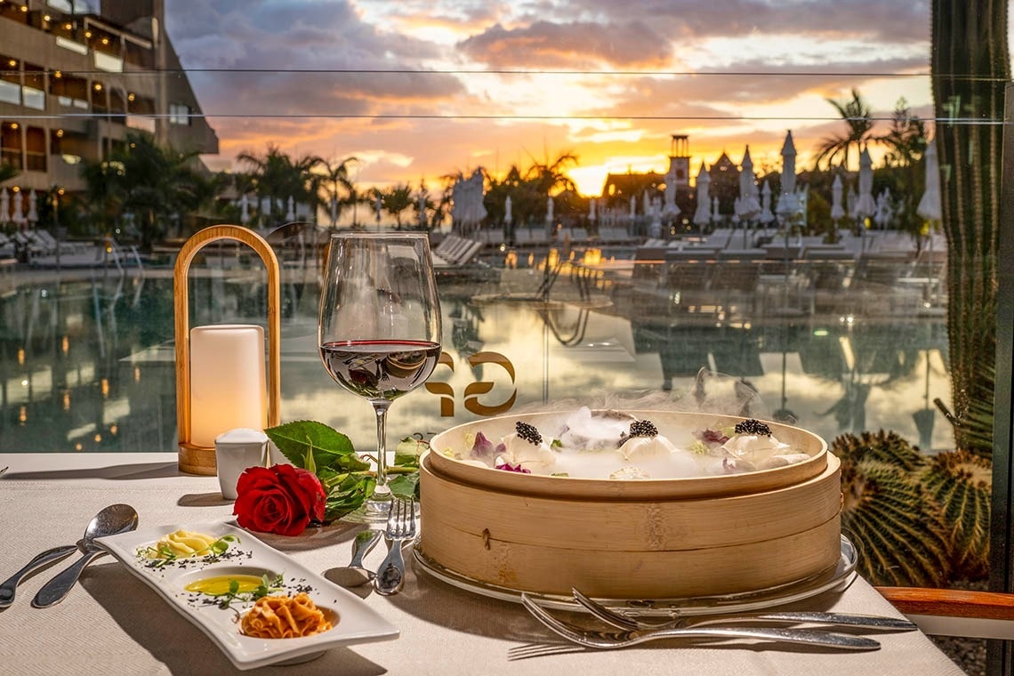 una habitación llena de mesas y sillas en un restaurante