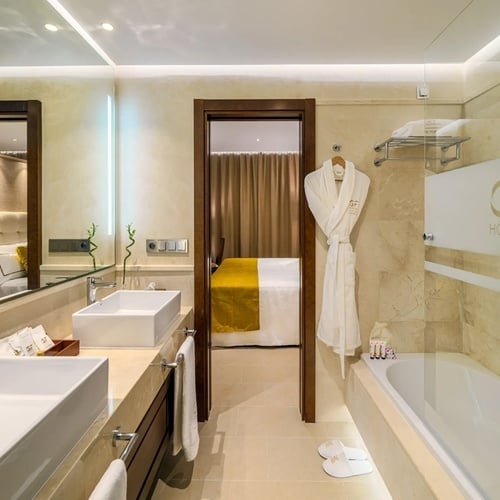 una habitación de hotel con un lavabo y una bañera