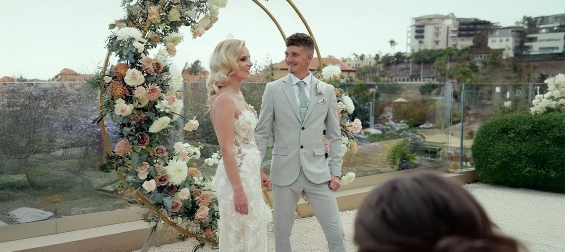 una vista aérea de una playa y el océano