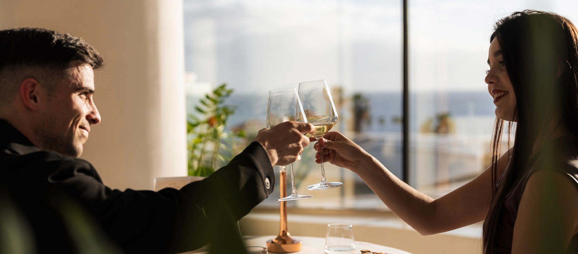Disfruta de un brindis romántico con nuestro Paquete Gastronómico | GF Victoria.