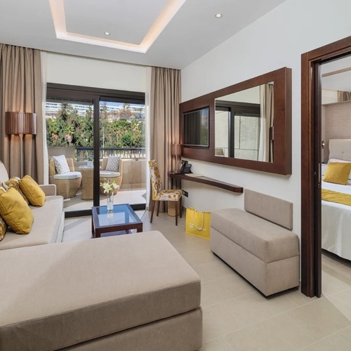 una habitación de hotel con un sofá y una cama