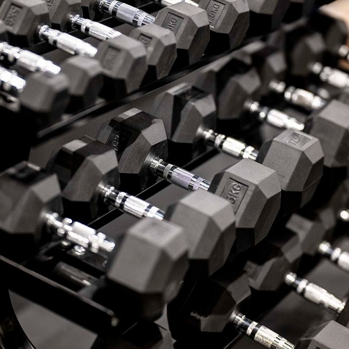 un montón de mancuernas están apiladas una encima de la otra