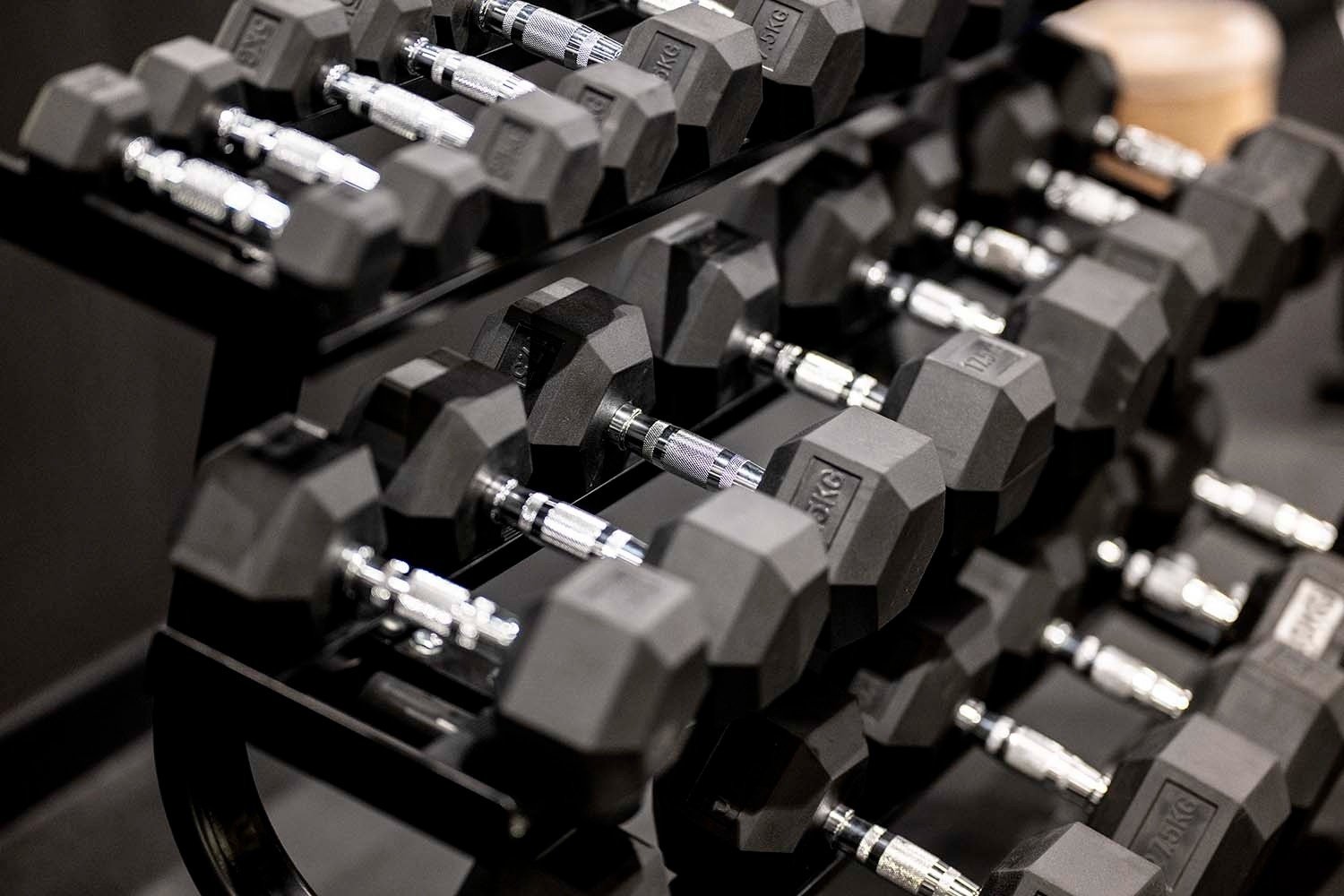 un montón de mancuernas están apiladas una encima de la otra