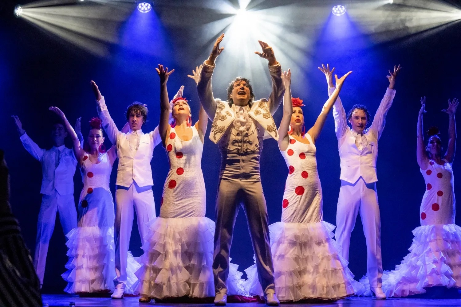 un grupo de personas está nadando en una playa tropical