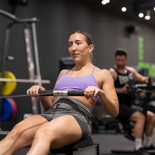 un hombre y una mujer están haciendo ejercicio en un gimnasio