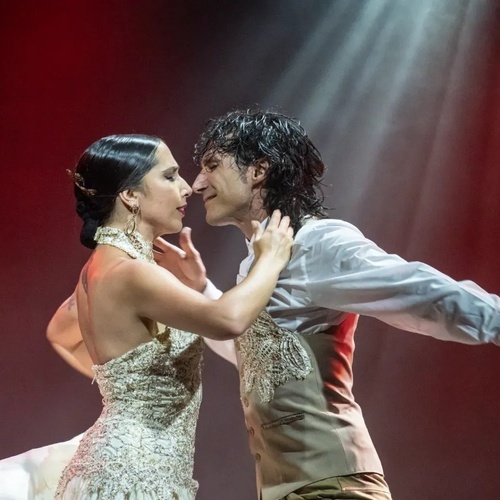 un hombre y una mujer bailan juntos en un escenario