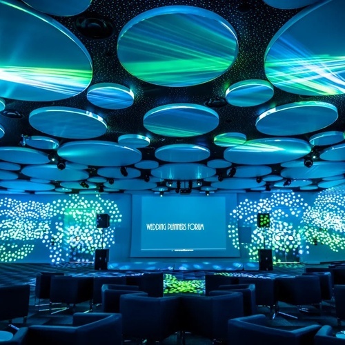 un auditorio con una pantalla en el techo que dice 