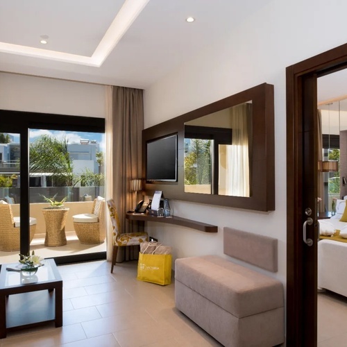 una habitación de hotel con un sofá y una cama