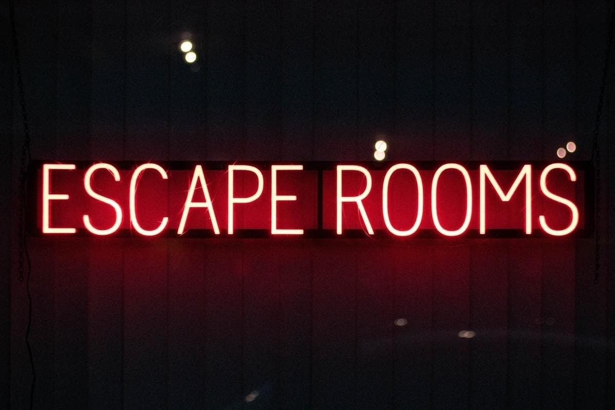 a neon sign that says escape rooms on it