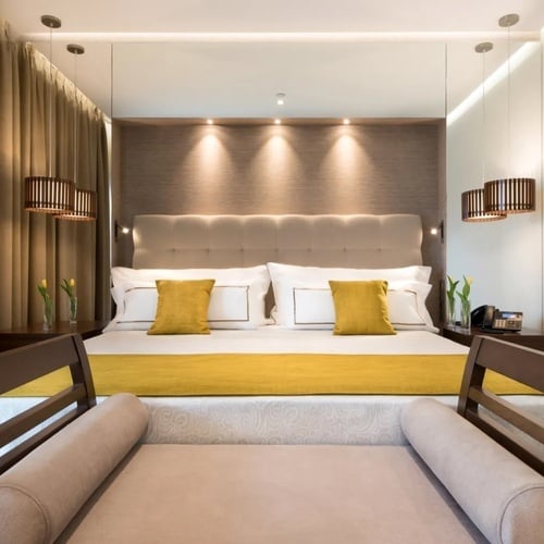 una habitación de hotel con una cama y una silla