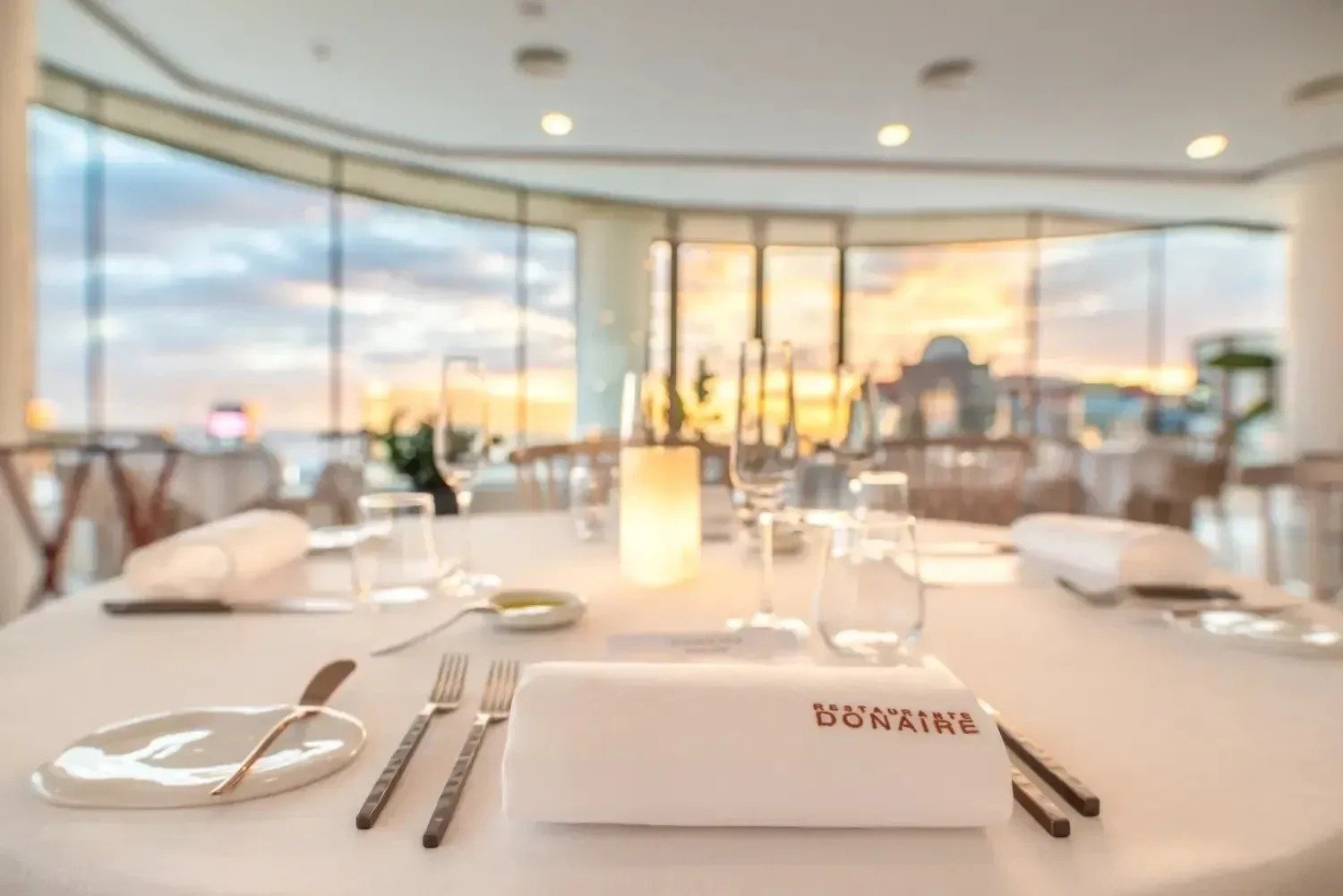 una habitación llena de mesas y sillas en un restaurante