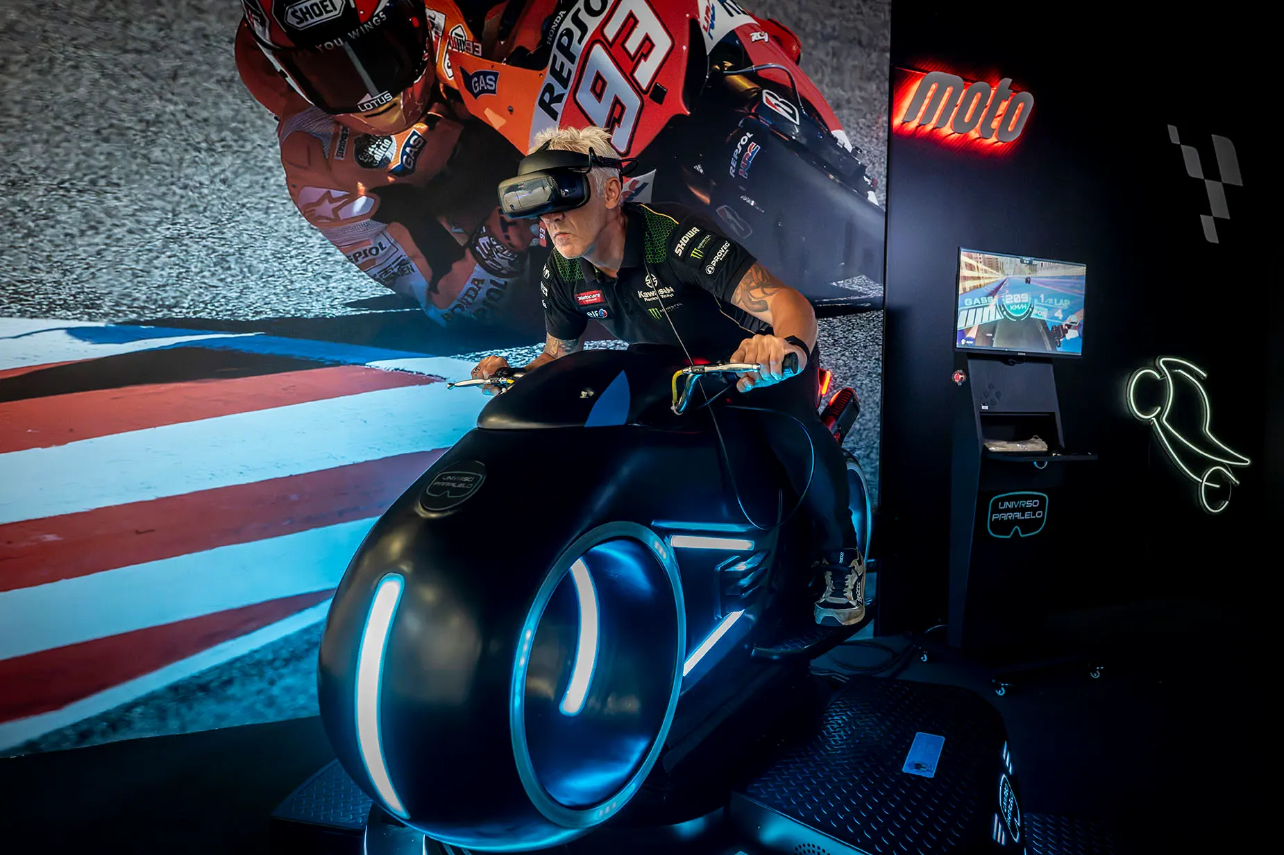 Experiencia de simulación de motociclismo de alta tecnología en el hotel, con GF: Victoria incluido.