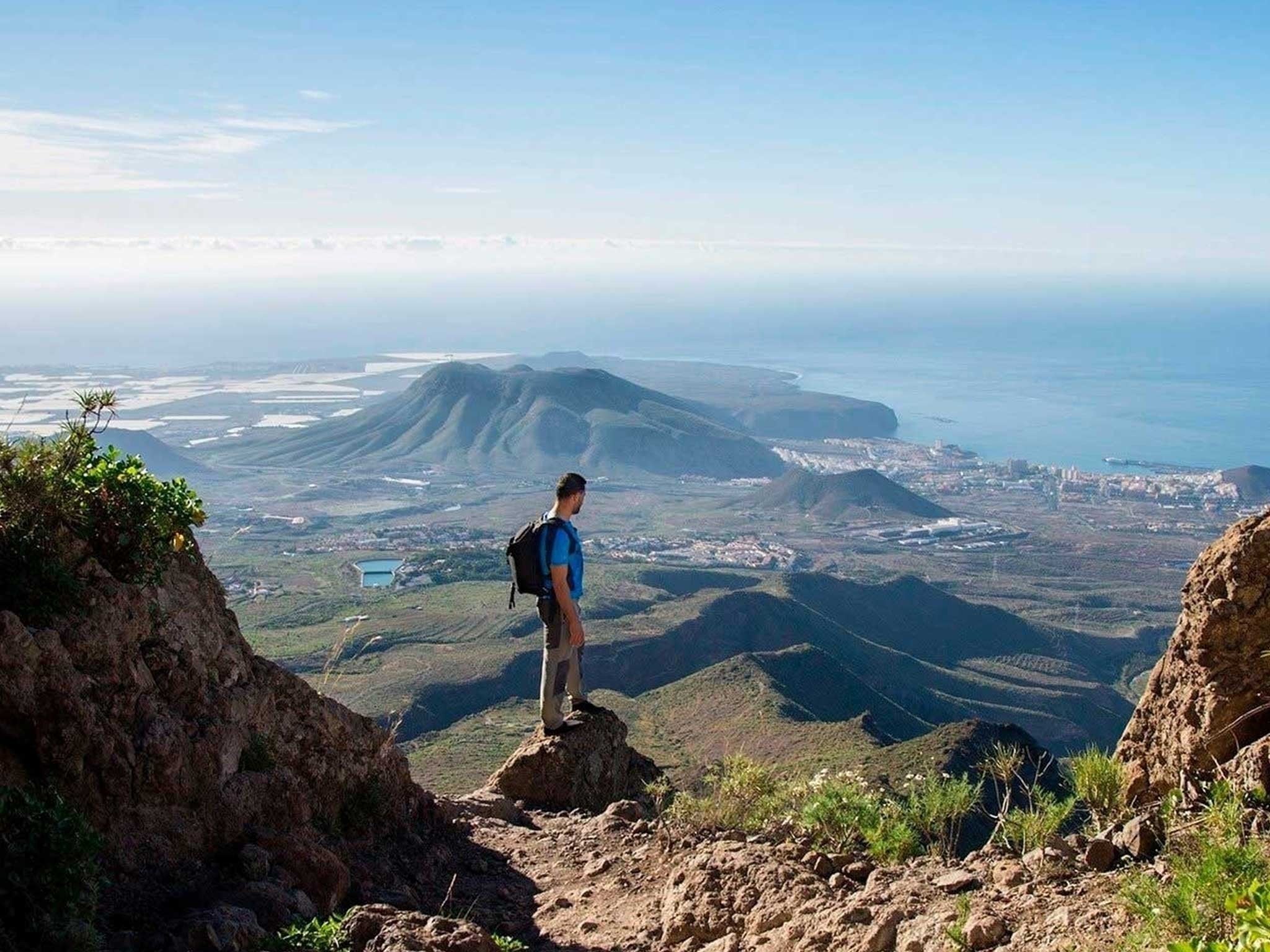 un grupo de hombres y mujeres en vestidos blancos con lunares rojos están actuando en un escenario