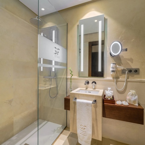 un cuarto de baño con un lavabo y una ducha