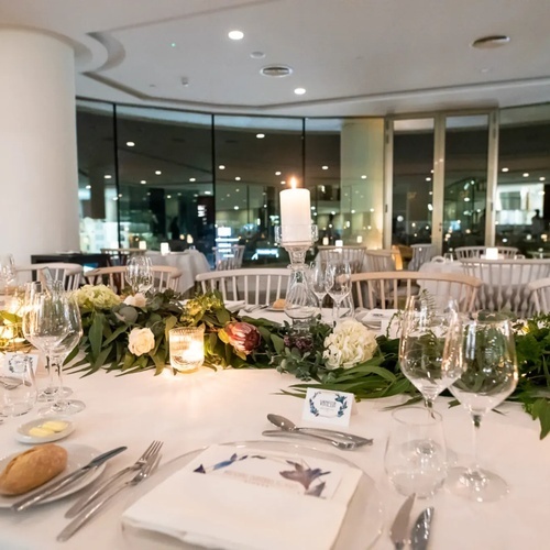 una mesa decorada para una boda con una vela en el centro
