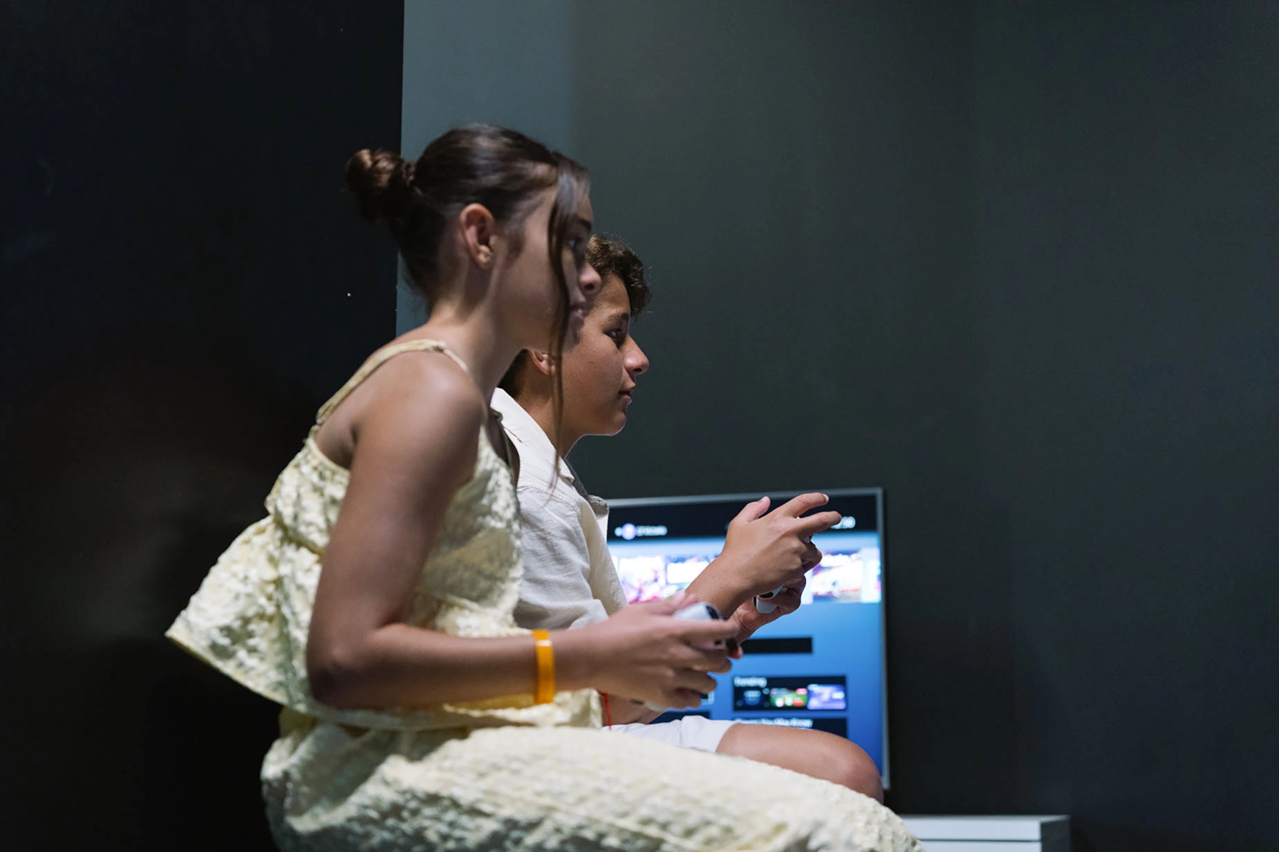 GF: Victoria: Pareja jugando videojuegos en un televisor en un hotel.