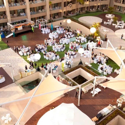 una vista aérea de un patio lleno de mesas y sillas