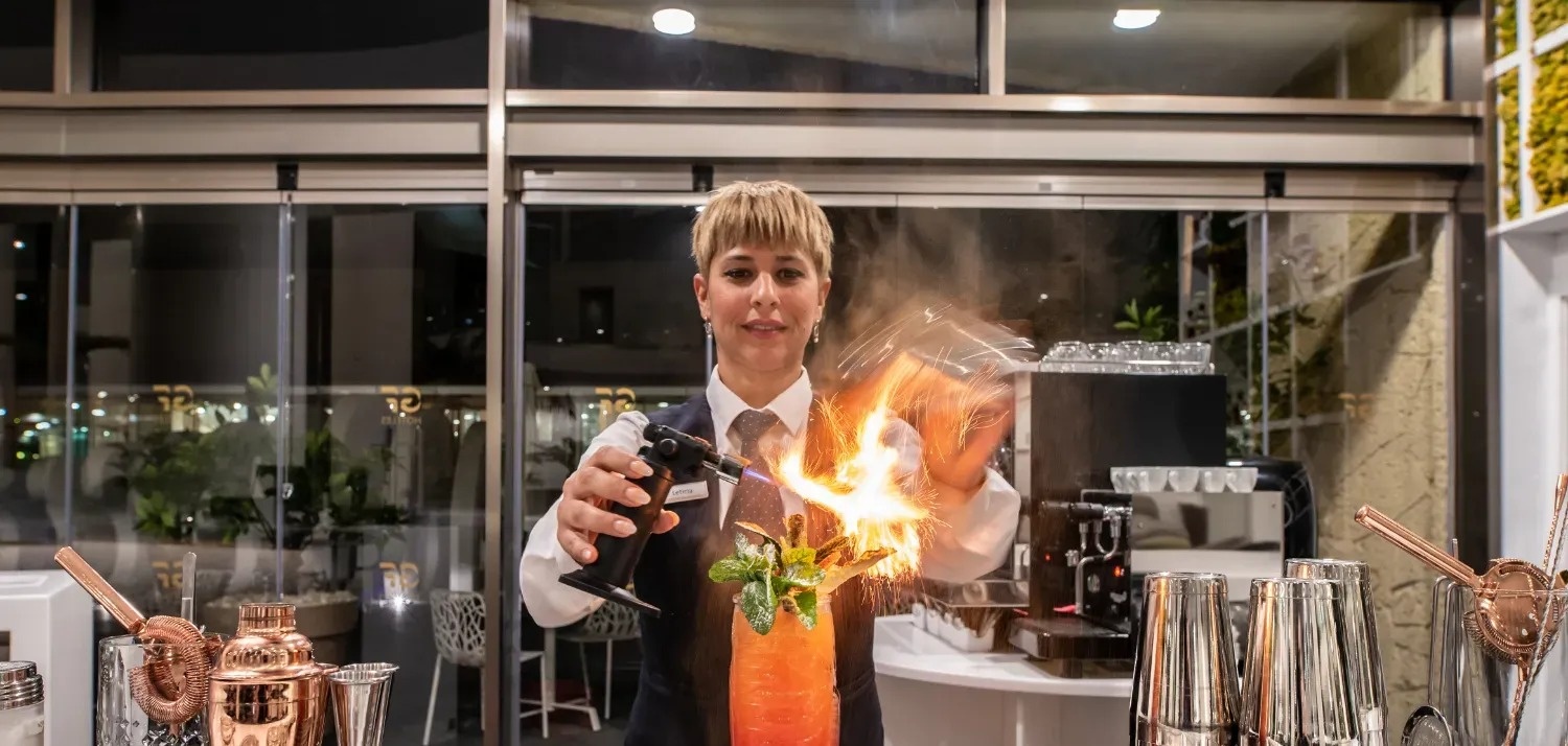 una mesa en un restaurante con una servilleta que dice domaine