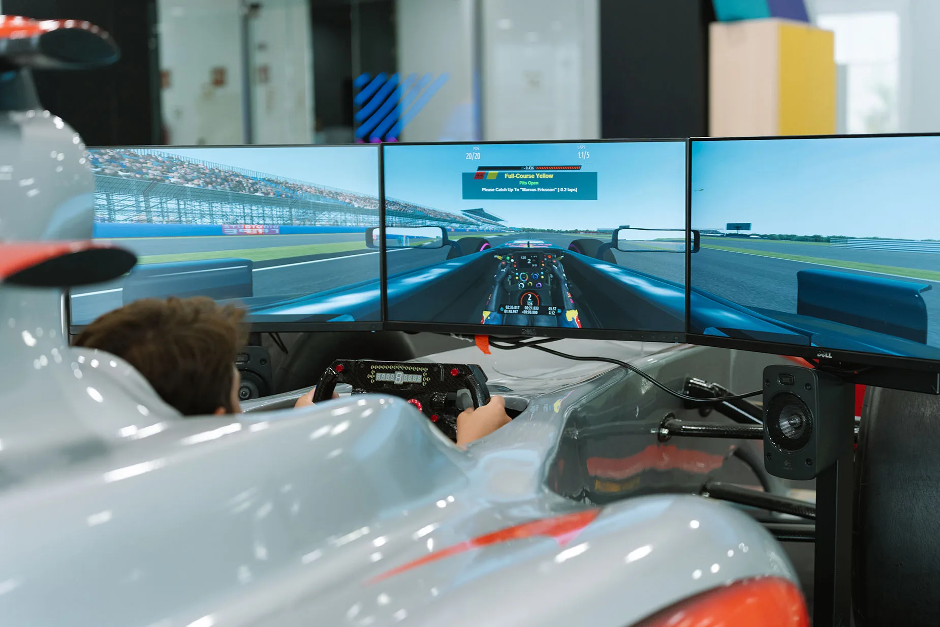 Simulador de carreras de autos: vive la emoción de la pista GF: Victoria en una experiencia inmersiva.