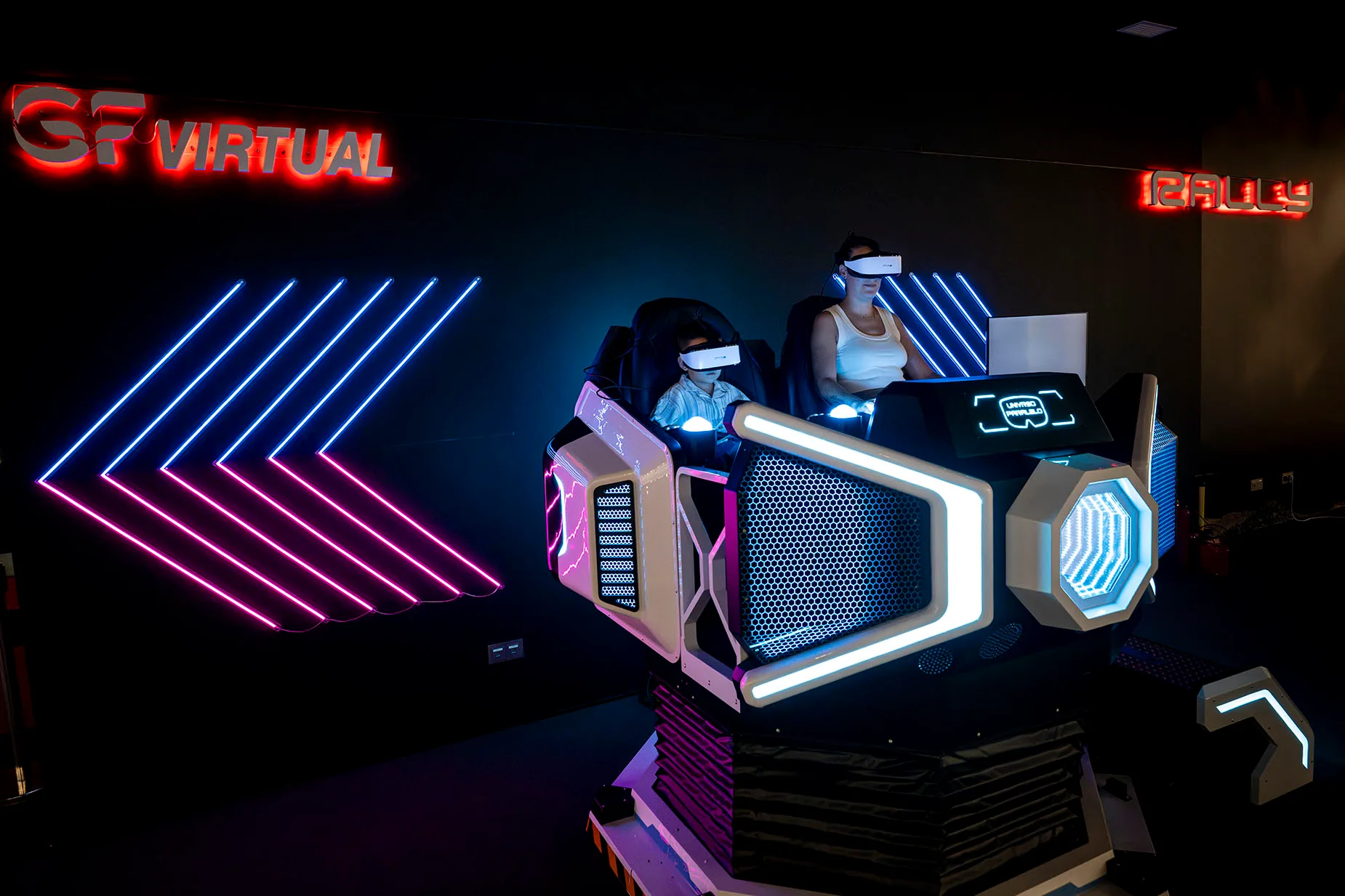 Experiencia de realidad virtual inmersiva en GF: Victoria con luces de neón.