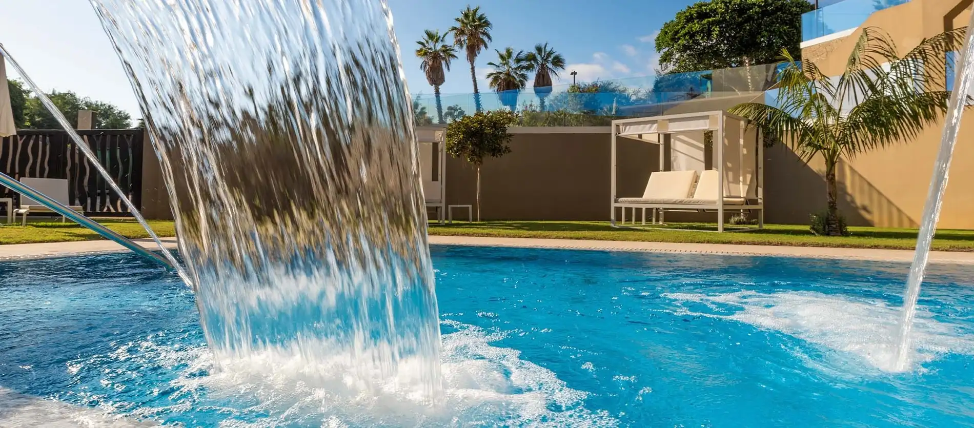 Disfruta de tu Paquete Bienestar | GF Victoria en esta piscina con cascada.