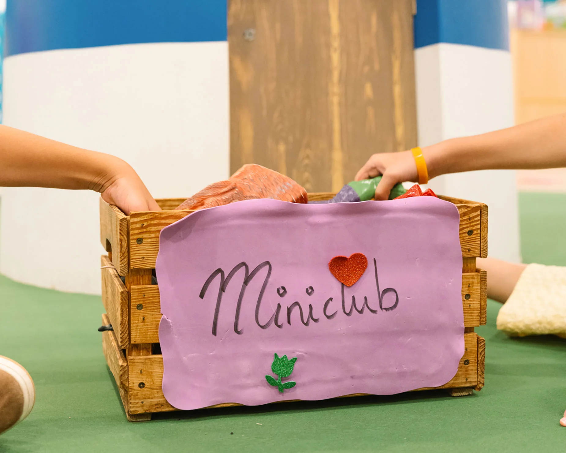 GF: Victoria: caja de madera con letrero 'Miniclub' y decoraciones.