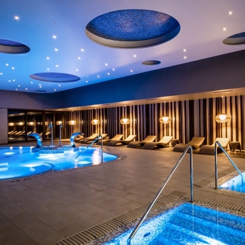 una piscina en un spa con luces azules en el techo